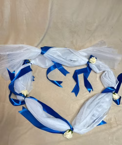 Decor cristelnita din tulle alb cu panglica albastru electric