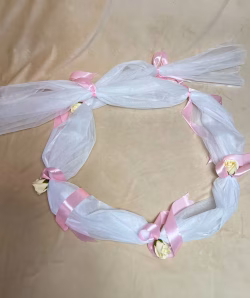 Decor cristelnita din tulle pe alb si panglica roz