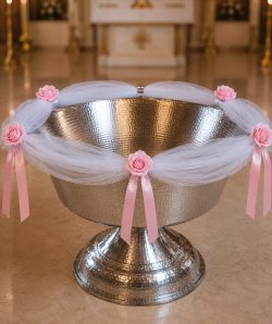 Decor cristelnita din tulle pe alb si panglica roz