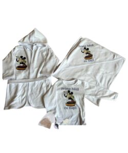 Set pentru prima baita - Mickey Mouse albastru include prosop moale pentru baita bebelusului, body, halat si mirodenii. Setul se poate personaliza la cerere.