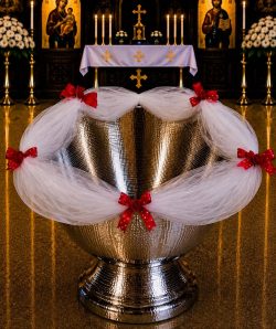 Decor cristelnita din tulle alb cu funde rosi