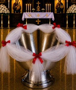 Decor cristelnita din tulle alb cu funde rosi