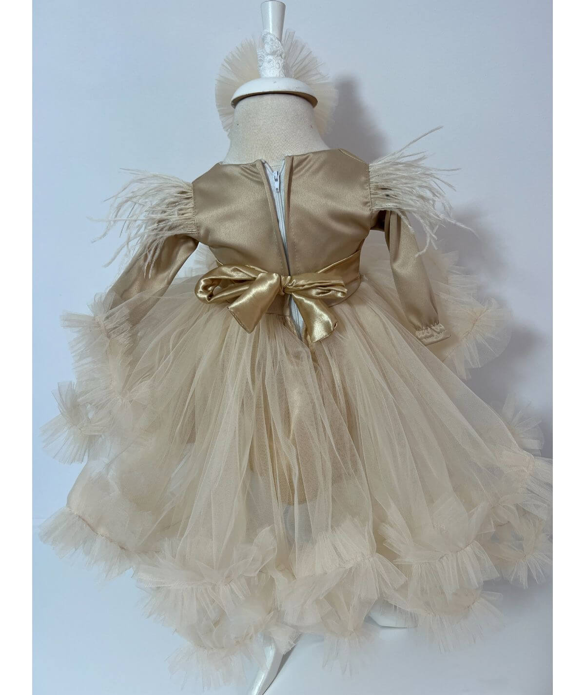 Set botez fetita -Amira- ivory crem cu volane si trena Set botez fetita -Amira- ivory crem cu volane si trena