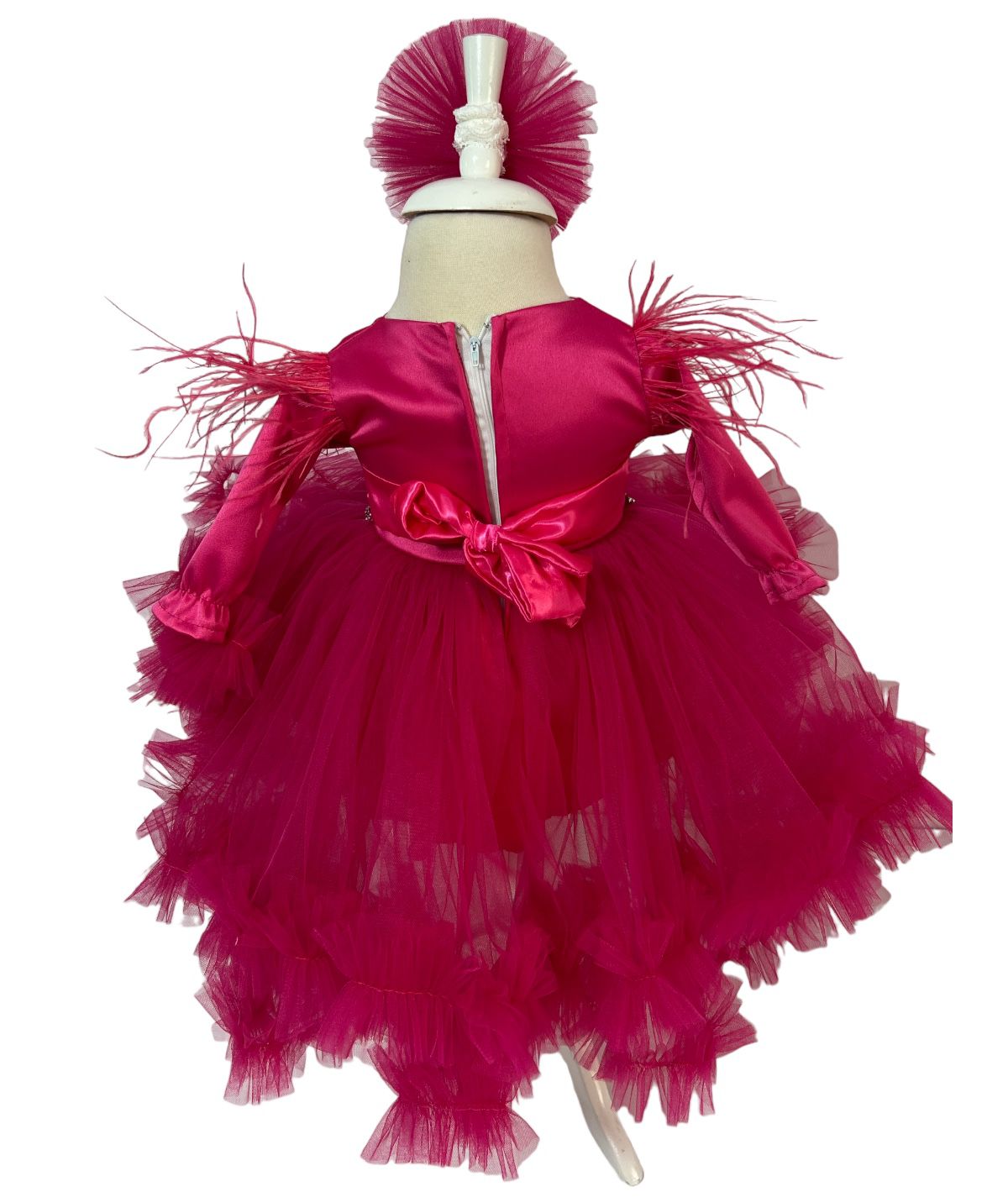 Set botez Amira pe fucsia- siclam cu trena si volane elegante Set botez Amira pe fucsia- siclam cu trena si volane elegante