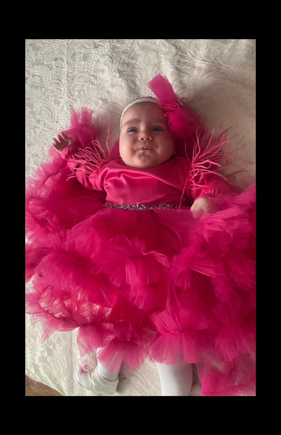 Rochita botez Amira pe fucsia - siclam cu trena si volane Rochita botez Amira pe fucsia - siclam cu trena si volane