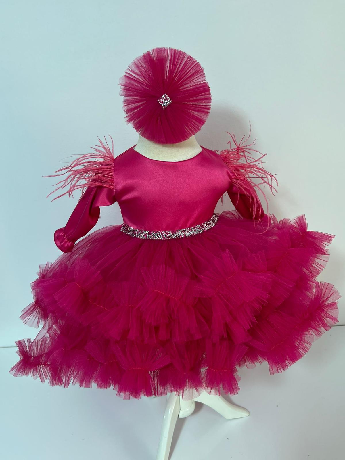 Rochita botez Amira pe fucsia - siclam cu trena si volane Rochita botez Amira pe fucsia - siclam cu trena si volane
