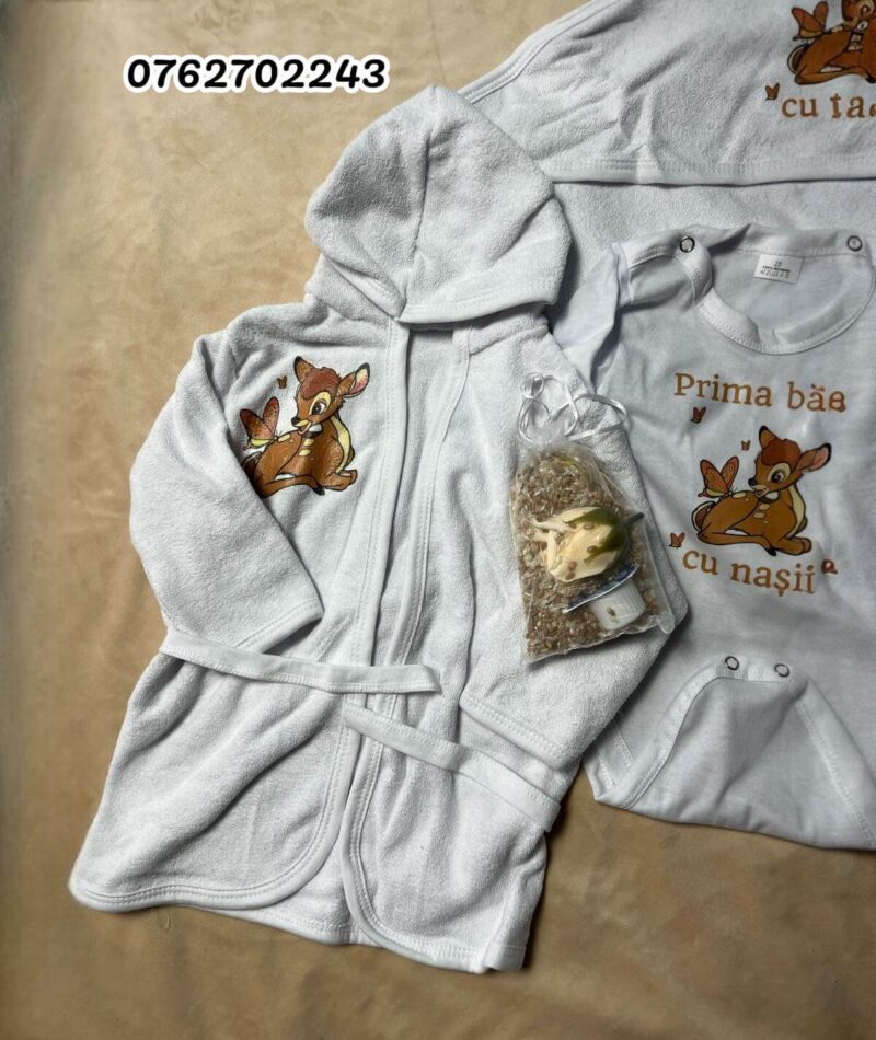 Set pentru prima baita Bambi cu prosop, body, halat si saculet cu mirodenii
