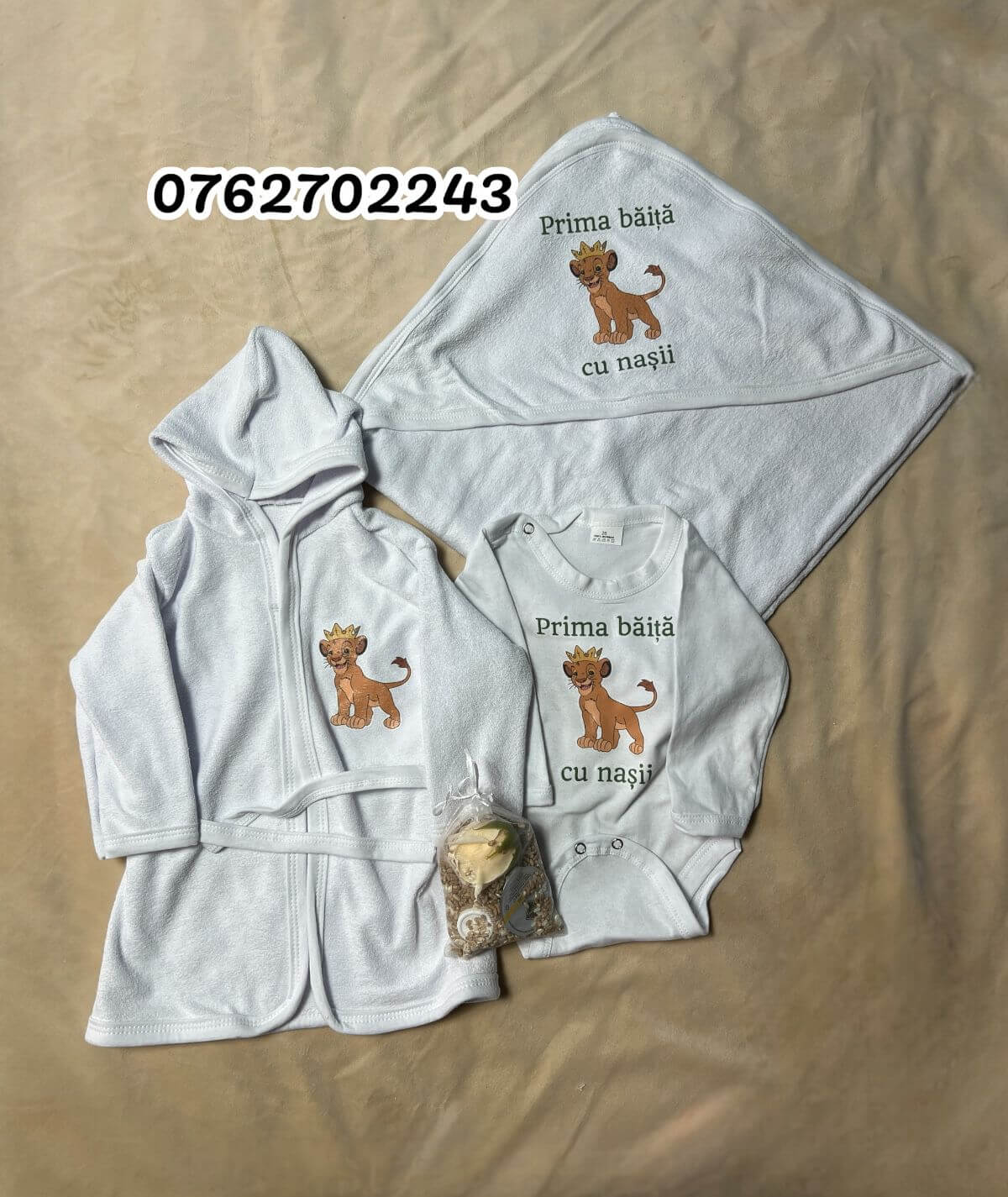 set-prima-baita-regele-leu-verde.jpg-1 Set pentru prima baita Regele Leu verde cu prosop, body, halat si saculet cu mirodenii