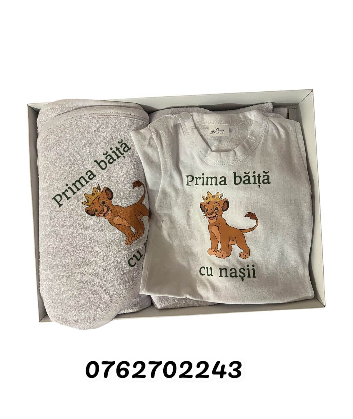 set-prima-baita-regele-leu-verde.jpg-2 Set pentru prima baita Regele Leu verde cu prosop, body, halat si saculet cu mirodenii