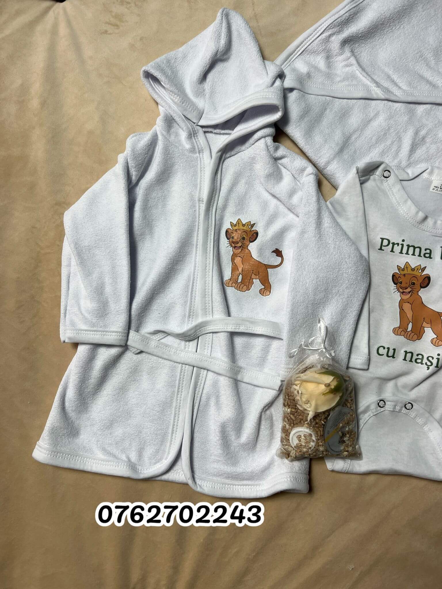 set-prima-baita-regele-leu-verde.jpg-3 Set pentru prima baita Regele Leu verde cu prosop, body, halat si saculet cu mirodenii
