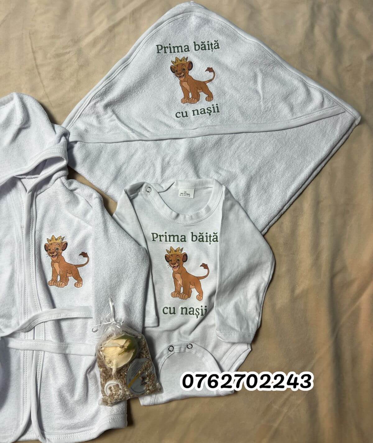 set-prima-baita-regele-leu-verde.jpg-4 Set pentru prima baita Regele Leu verde cu prosop, body, halat si saculet cu mirodenii