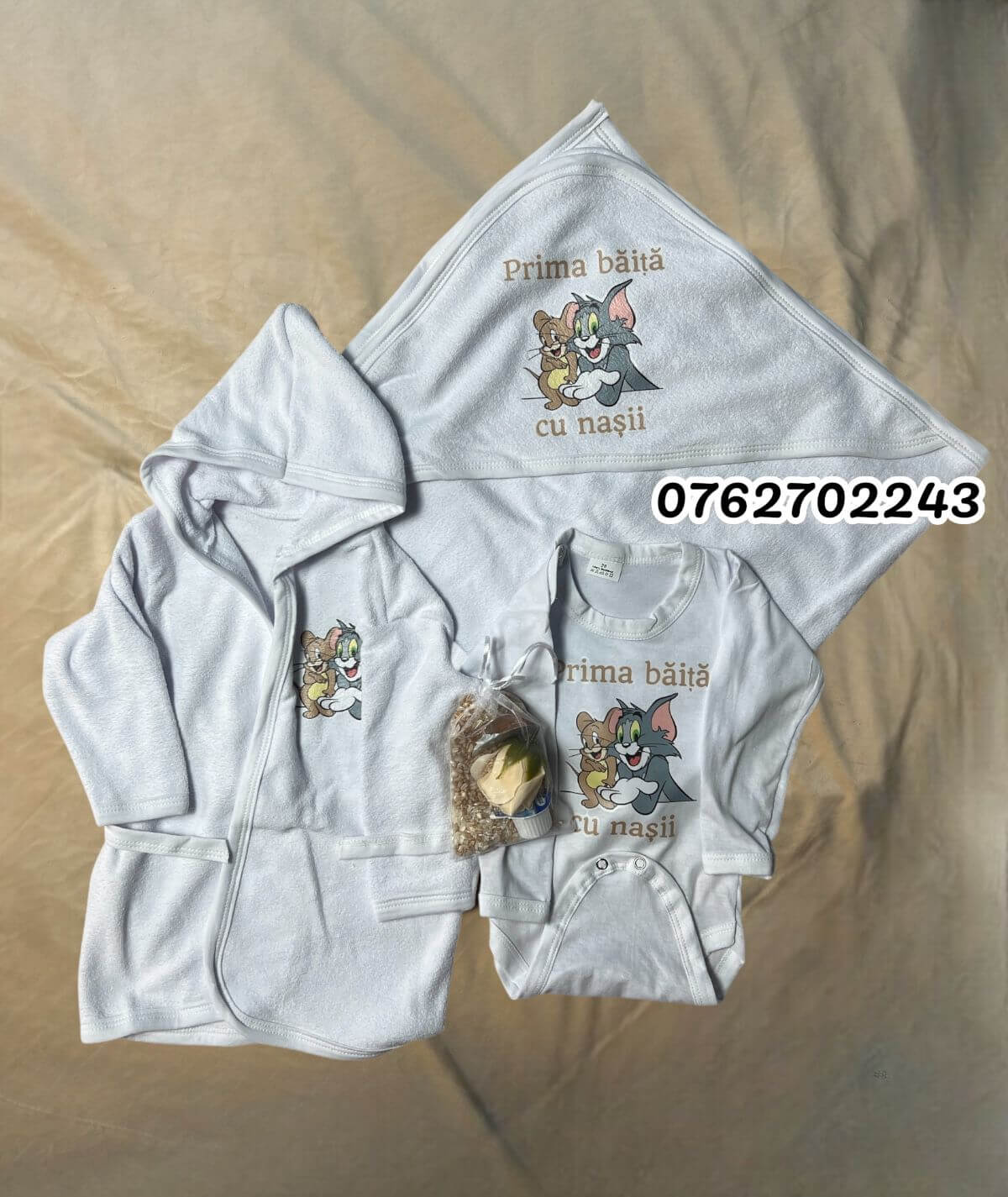 tom-si-jerry-.jpg-1 Set pentru prima baita Tom si Jerry cu prosop, body, halat si saculet cu mirodenii
