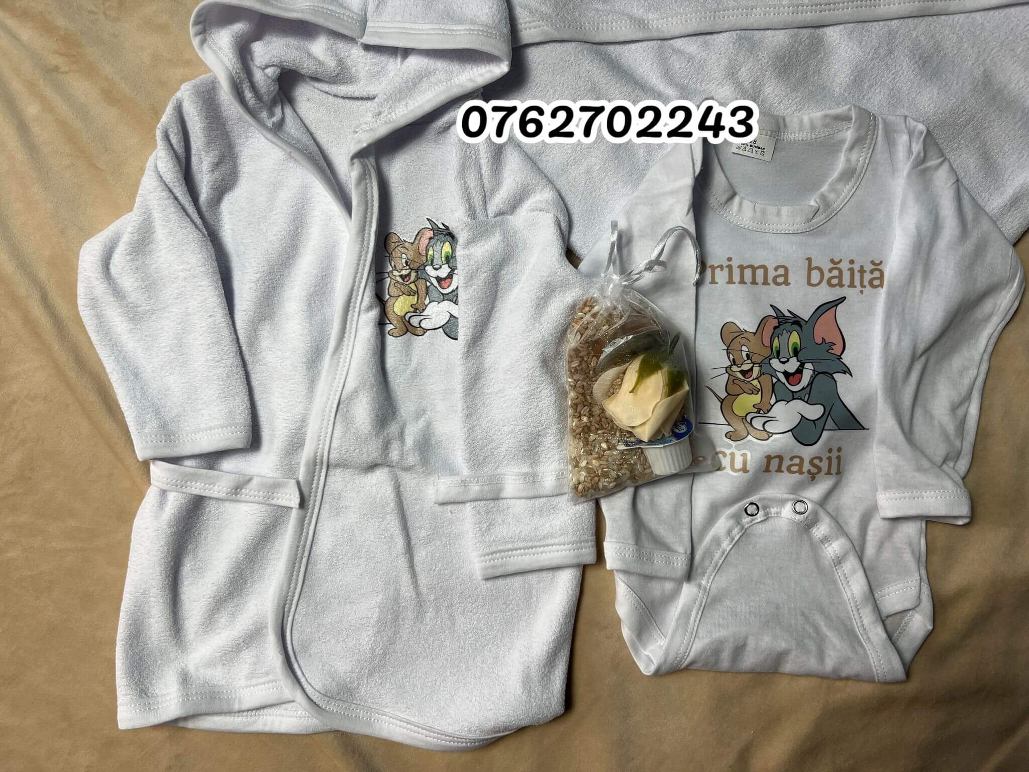 tom-si-jerry-.jpg-2 Set pentru prima baita Tom si Jerry cu prosop, body, halat si saculet cu mirodenii