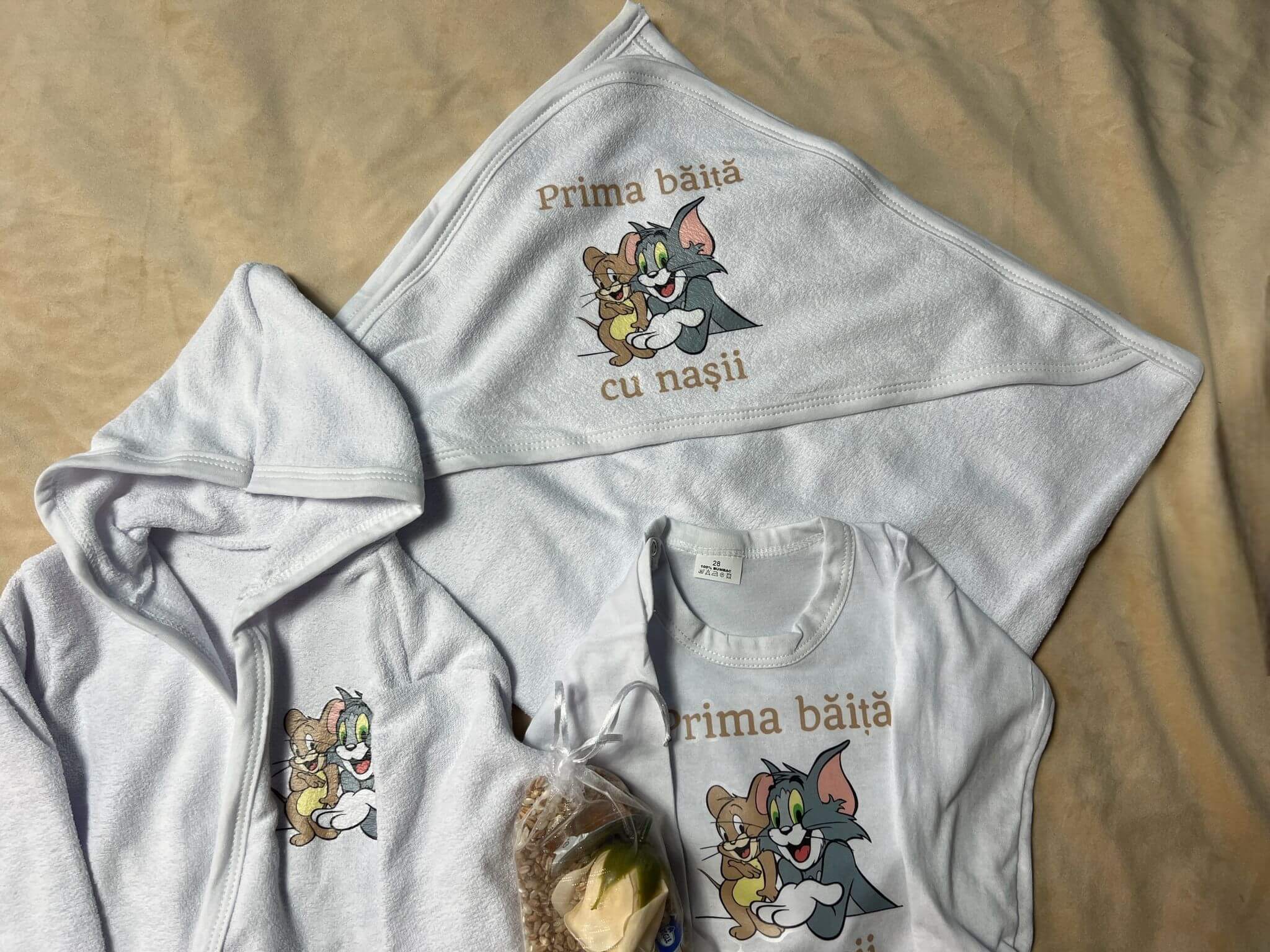 tom-si-jerry-.jpg-3 Set pentru prima baita Tom si Jerry cu prosop, body, halat si saculet cu mirodenii