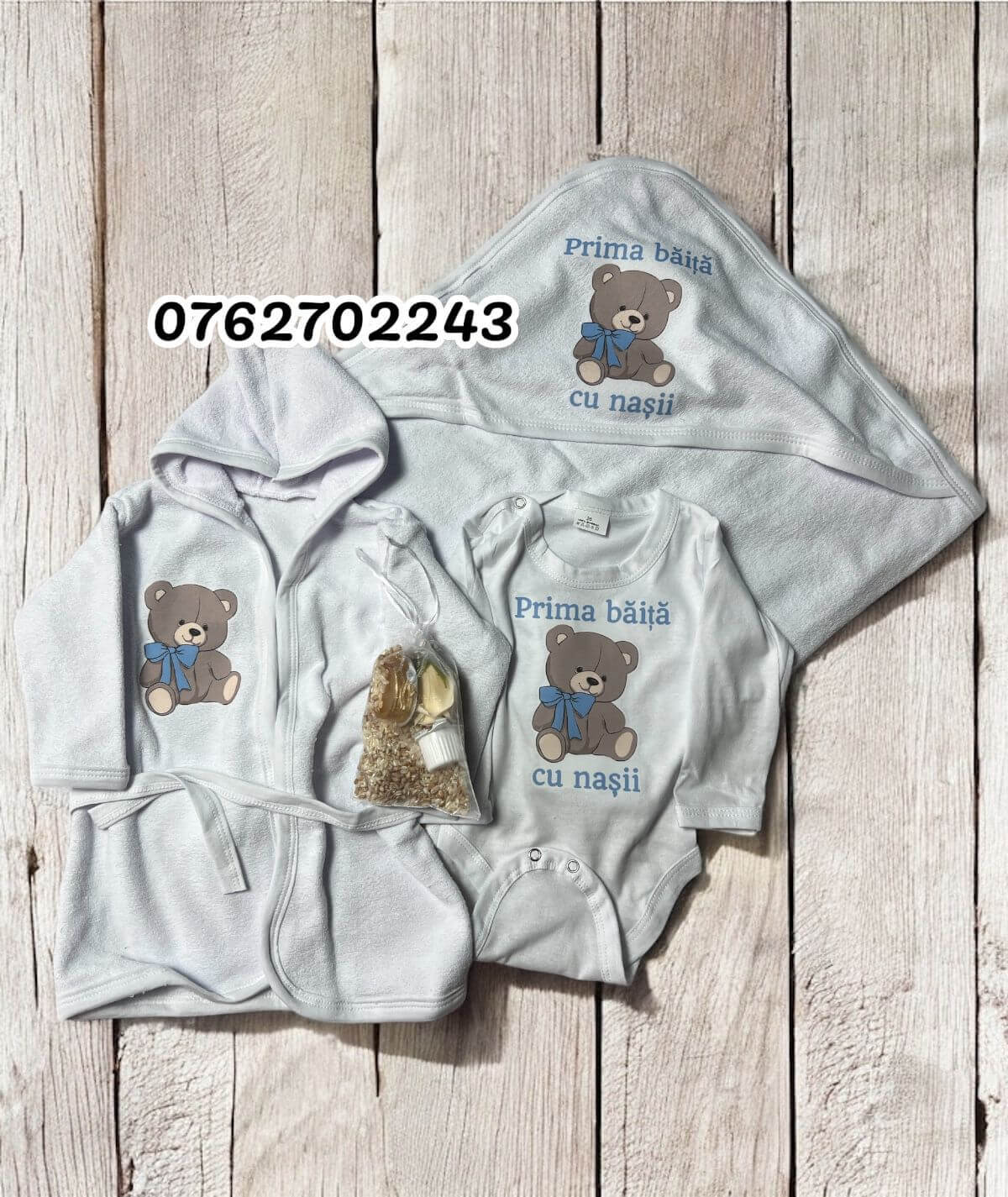 ursulet-blue.jpg-1 Set pentru prima baita urs blue cu prosop, body, halat si saculet cu mirodenii