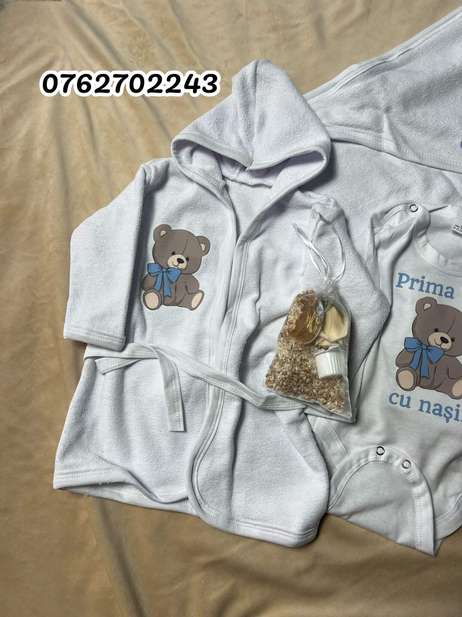 ursulet-blue.jpg-2 Set pentru prima baita urs blue cu prosop, body, halat si saculet cu mirodenii