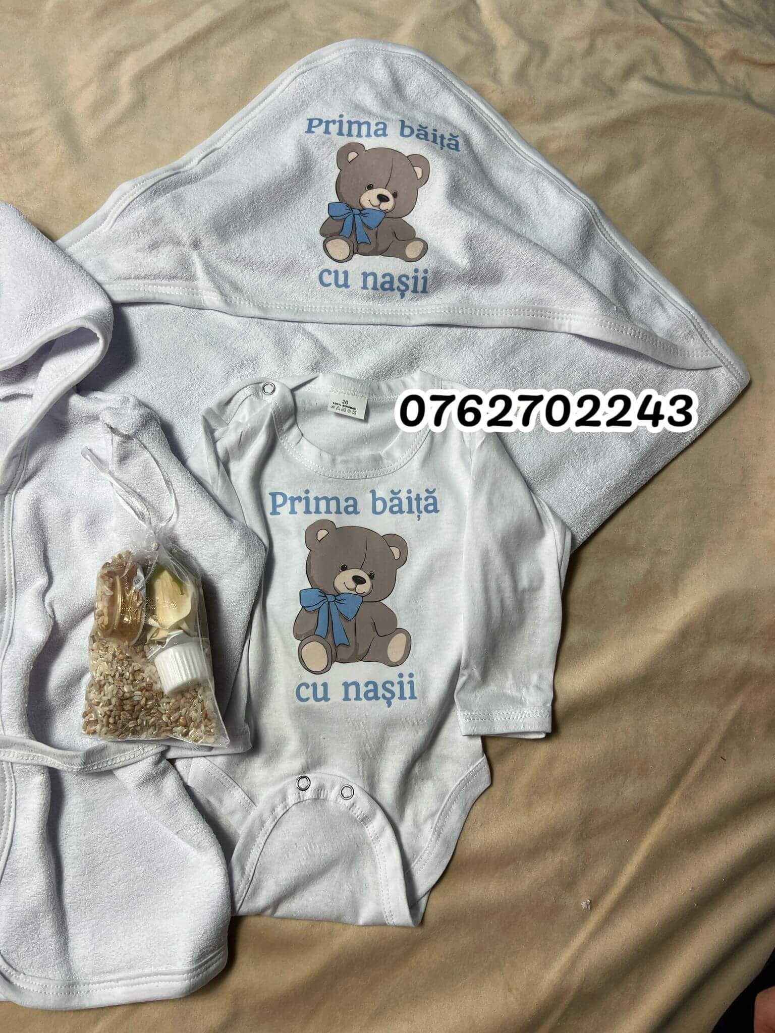 ursulet-blue.jpg-3 Set pentru prima baita urs blue cu prosop, body, halat si saculet cu mirodenii