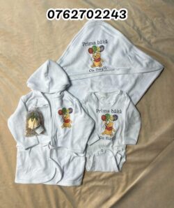 Set pentru prima baita Winnie cu prosop, body, halat si saculet cu mirodenii
