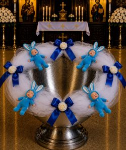 Decor cristelnita din tulle alb- jucarie bebelus albastru