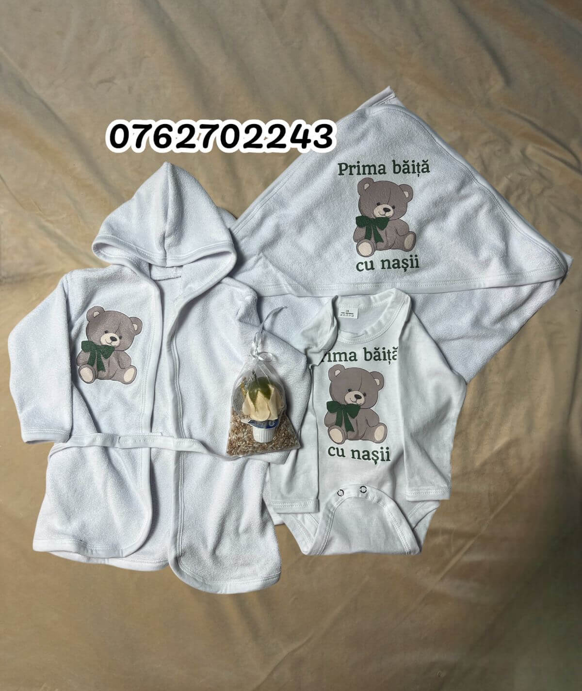 urs-verde.jpg-1 Set pentru prima baita urs verde cu prosop, body, halat si saculet cu mirodenii