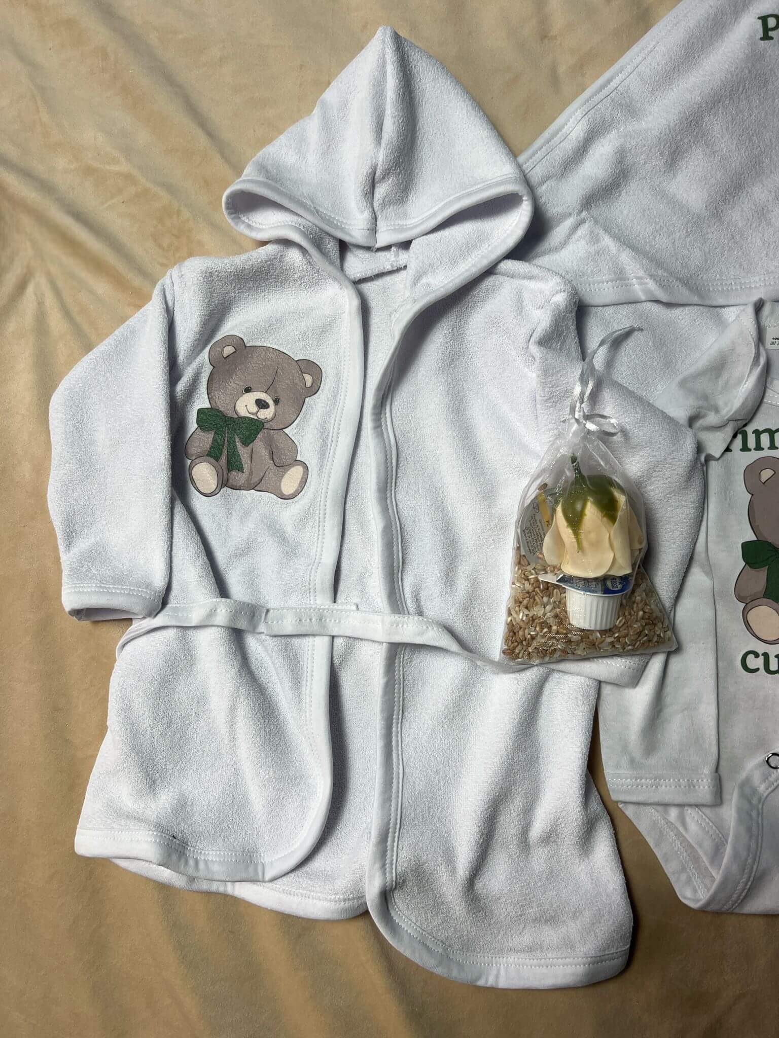 urs-verde.jpg-2 Set pentru prima baita urs verde cu prosop, body, halat si saculet cu mirodenii