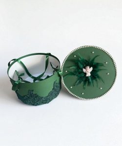 Cufar botez - verde , model ingeras cu dantela si pene