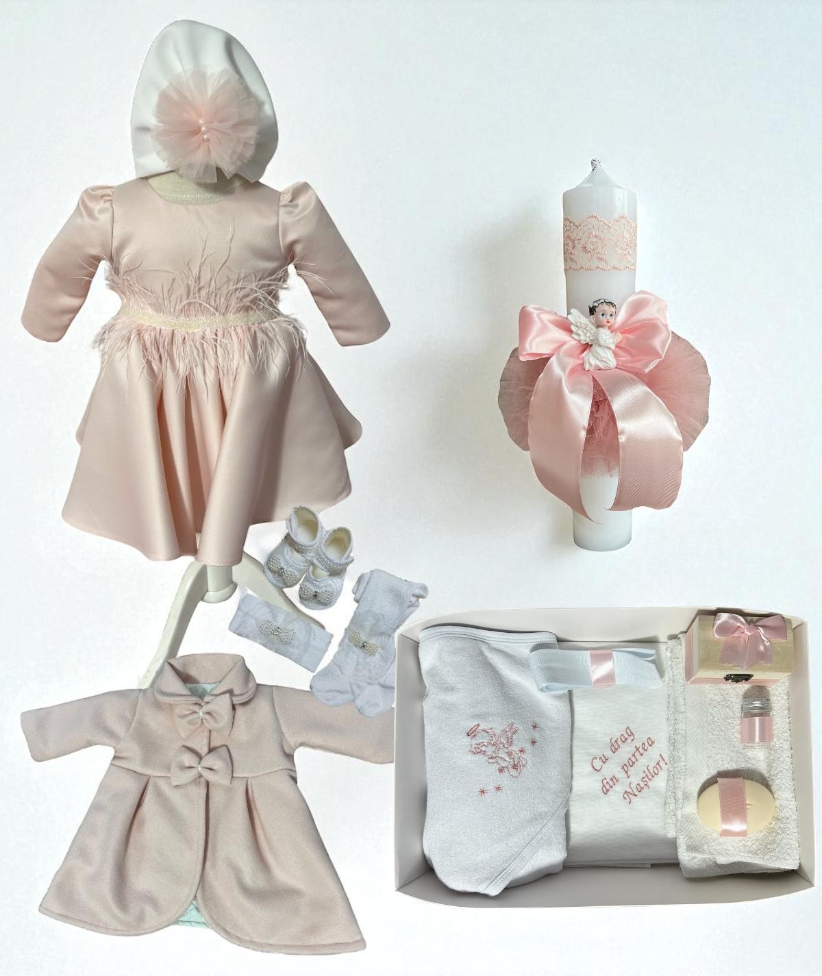 Set de îmbrăcăminte pentru bebeluși roz Set de îmbrăcăminte pentru bebeluși roz, incluzând o rochie, o pălărie, șosete și un set de baie.