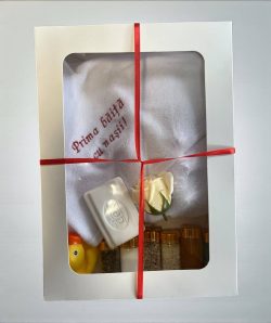Prosop cu capison alb -rosu  "Prima baita cu nasii",  cu sticlute mirodenii, ratusca plastic , 75x75 cm, in cutie, PB0010