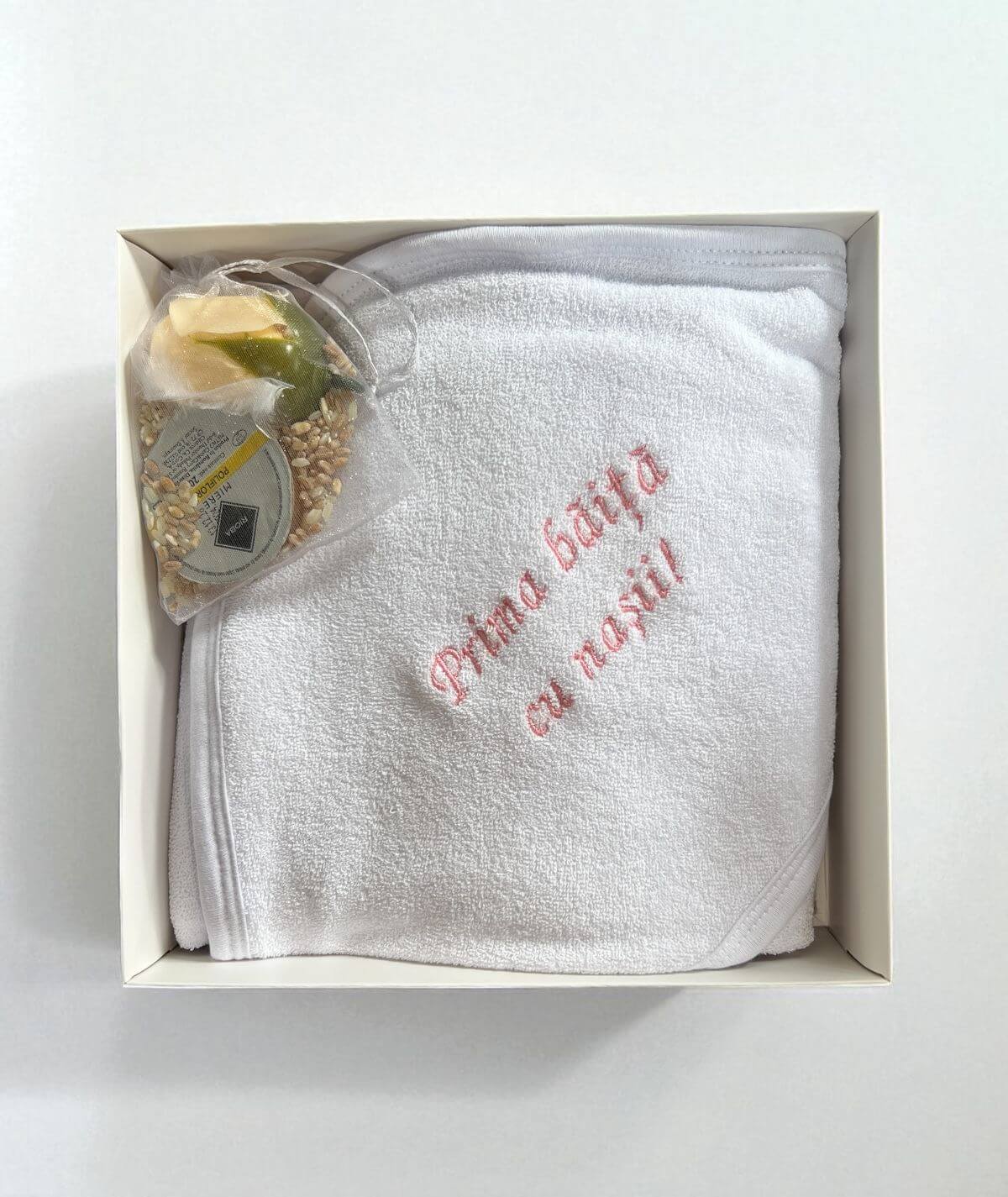 Prosop cu capison alb - roz Prima baita cu nasii, cu saculet mirodenii, 75x75 cm, in cutie, PB001 6