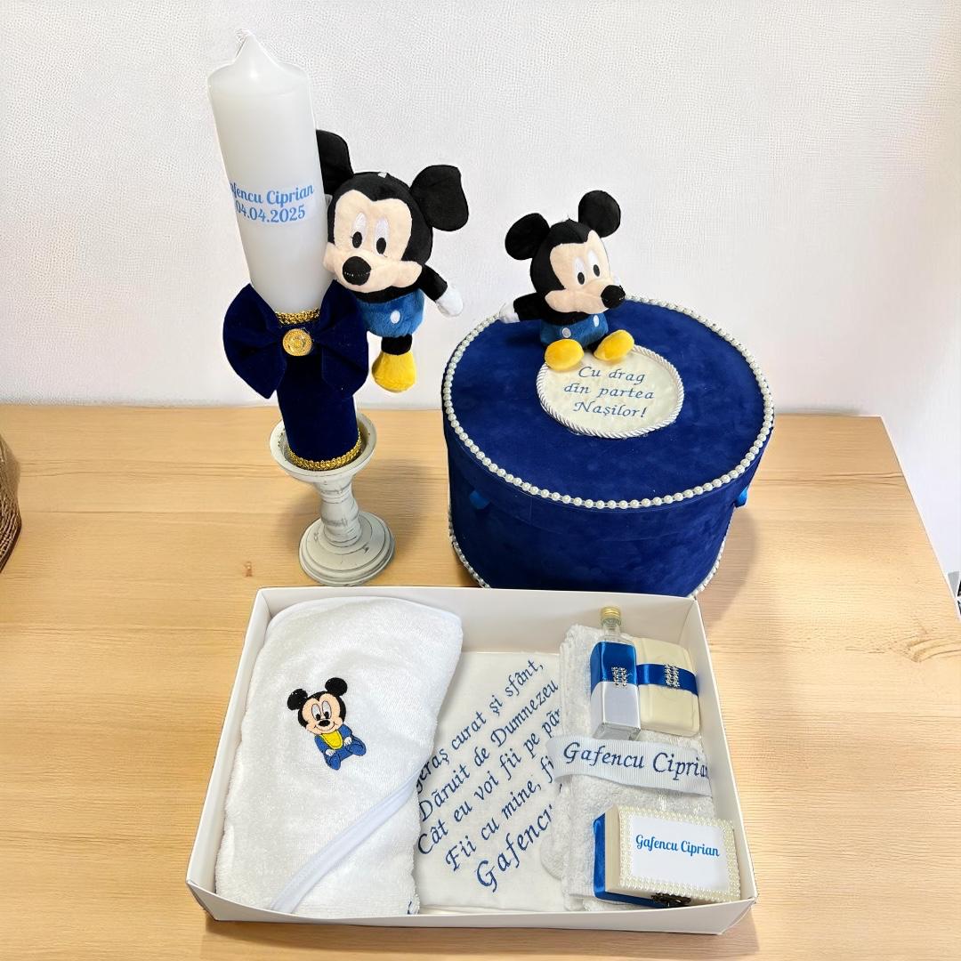 Set de botez personalizat cu tematica Mickey Mouse, incluzând prosoape și accesorii brodate.