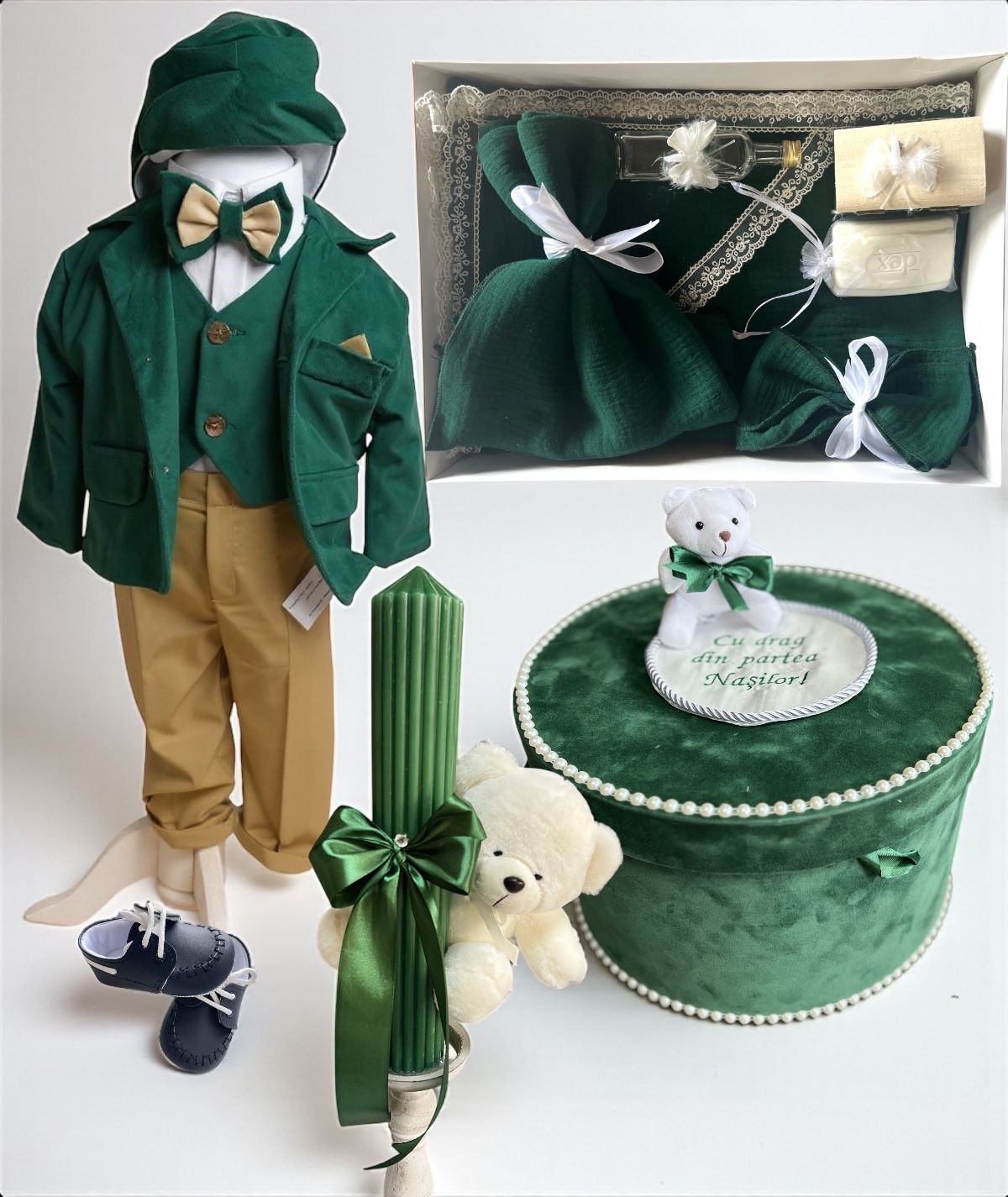 Set complet pentru botez, incluzând o ținută verde, ursuleț de pluș și accesorii decorative.