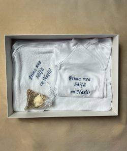 Prosop si bady Prima baita cu nasii brodat pe albastru electric din bumbac, in cutie cu saculet mirodenii