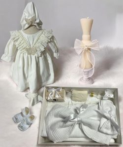Set complet botez fetita Ivana - alb cu lumanare clepsidra si trusou muselina