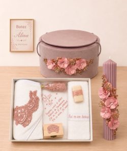 Set botez pudra luxury - cufar buretat catifea, lumanare striata, trusou brodat