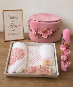 Set botez roz luxury - cufar buretat catifea, lumanare striata, trusou brodat