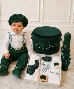 Set botez luxury aripi - verde cu trusou dantela, lumanare striata si cufar buretat catifea
