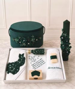 Set botez verde luxury - cufar buretat catifea, lumanare striata, trusou brodat